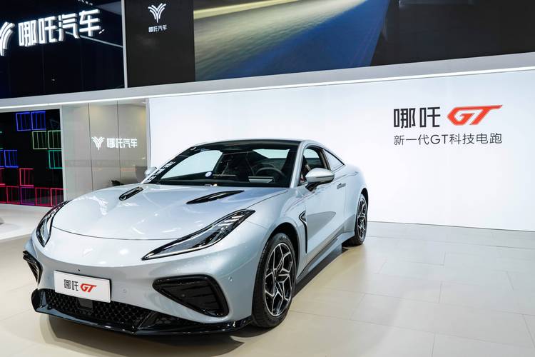 深圳295哪吒汽车在智能汽车领域的表现，领途汽车在新能源汽车市场中的影响力